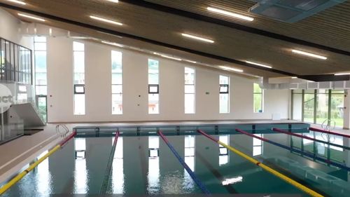 A fost inaugurat la Sovata primul bazin de înot din ţară eficient energetic, realizat de Ministerul Dezvoltării / ”Sunt vreo 15 în construcţie, care sunt peste tot în mai multe judeţe”