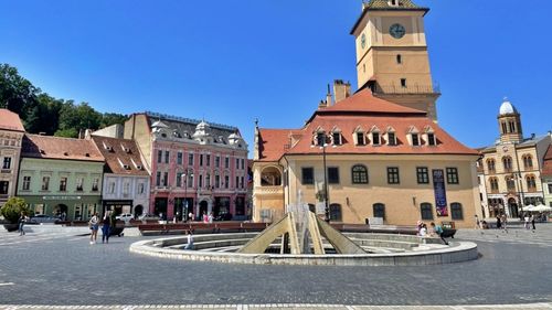 Insert Arthub Urban transformă piațetele din Centrul Istoric al Brașovului: spectacole de dans, ateliere de artă, expoziții și activități interactive