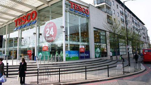 Ambasada din Marea Britanie a cerut eliminarea afișului din magazinul londonez Tesco care conținea un avertisment în limba română pentru hoții din magazine. ”Puternic caracter discriminatoriu”