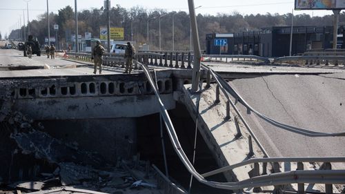 Ziua 41 de război. UE anunță al cincilea pachet de sancțiuni / NATO avertizează că trupele rusești vor ataca estul și sudul Ucrainei / Navă civilă din portul Mariupol, distrusă de ruși / Peste 120 de diplomați ruși, expulzați din Europa în ultimele 48 de ore