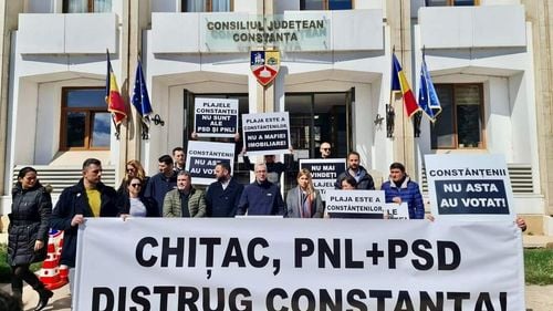 USR Constanţa, manifestație în fața administrației locale, împotriva planului primarului liberal Vergil Chiţac de a vinde o bucată din plaja Mamaia firmei condusă de social-democratul Ion Dumitrache