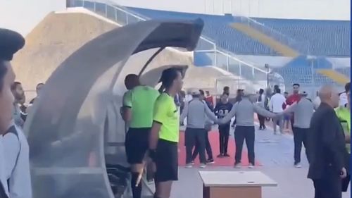 VIDEO Egipt: Un arbitru a anulat un gol după ce s-a uitat la reluare pe telefonul mobil