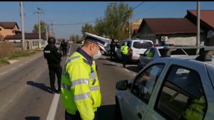 Polițiști atacați cu pietre în Olt / Rudele unui tânăr s-au revoltat după ce polițiștii l-au prins pe acesta în trafic fără carnet de conducere