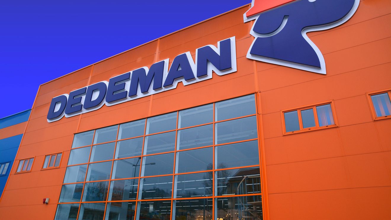 Consiliul Concurenței analizează tranzacția prin care frații Pavăl, proprietarii Dedeman, cumpără Carrefour România