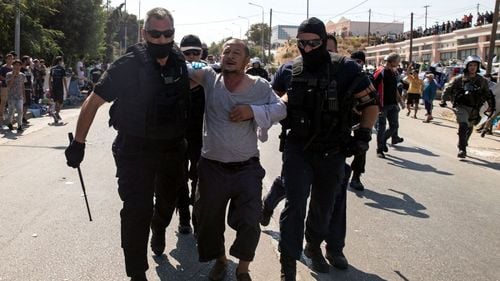 Ciocniri violente între polițiștii și migranții de pe insula Lesbos, în timpul unei manifestații de protest