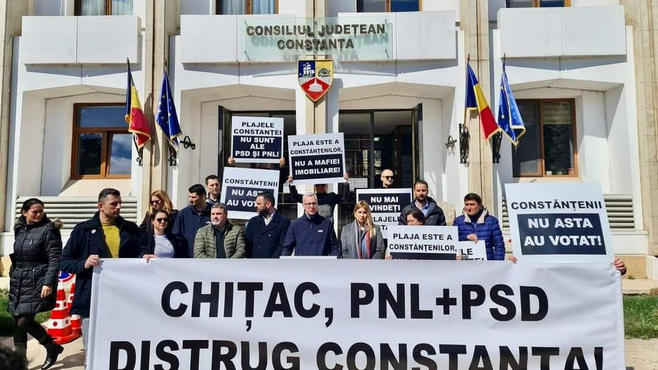USR Constanţa, manifestație în fața administrației locale, împotriva planului primarului liberal Vergil Chiţac de a vinde o bucată din plaja Mamaia firmei condusă de social-democratul Ion Dumitrache