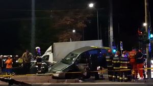 Trafic blocat pe Valea Oltului, în urma unui accident în care au fost implicate două autoturisme. Şase persoane sunt rănite