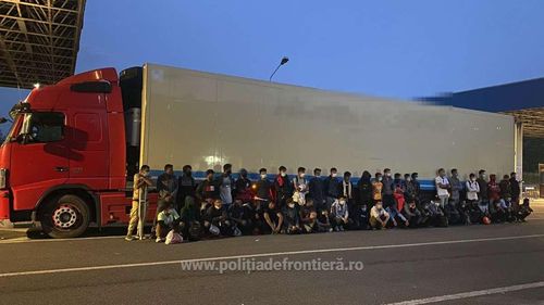29 de migranţi din Siria și Irak, descoperiţi într-un TIR turcesc încărcat cu piese auto