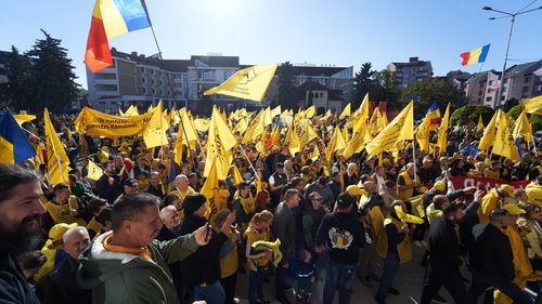 UPDATE Proteste AUR în faţa prefecturilor din ţară / Manifestanţii scandează: „Uniţi, cu toţi, să scăpăm de hoţi!”, „Diaspora-i cu noi!” şi „Libertate! /  „Iohannis, nu uita, va veni şi vremea ta!”