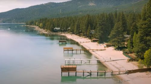 O casă din Nevada cu propria plajă cu nisip pe malul unui lac este scoasă la vânzare cu prețul de 49 milioane de dolari