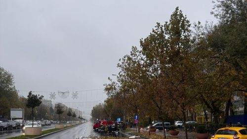 VIDEO/FOTO O șoferiță de 66 de ani s-a răsturnat cu mașina pe Bulevardul Constantin Brâncoveanu din București după ce a lovit un stâlp de iluminat