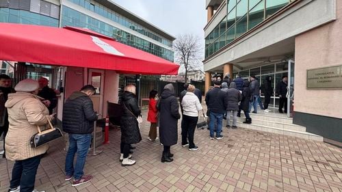 FOTO Cozi la secțiile de votare din Chișinău / „România ne-a ajutat pe noi, acum o ajutăm și noi pe ea. România se află în pericol”