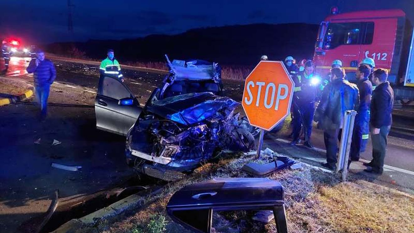 Trafic blocat în ambele sensuri pe DN67, în Gorj, din cauza unui accident/ O persoană este încarcerată