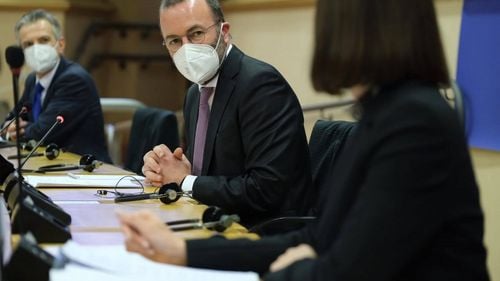 Liderul grupului PPE cere președintelui Parlamentului European și Înaltului Reprezentant al UE să reacționeze după ce China a decis sancțiuni împotriva a zece cetățeni europeni, cinci fiind europarlamentari