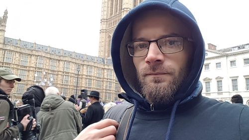 VIDEO Povestea unui tânăr diagnosticat în România cu o boală incurabilă și care acum primește canabis prescris de medic în Marea Britanie: „Am început să mă tratez ilegal” / „După o campanie foarte agresivă a unor organizații, aici s-a legalizat consumul medicinal”