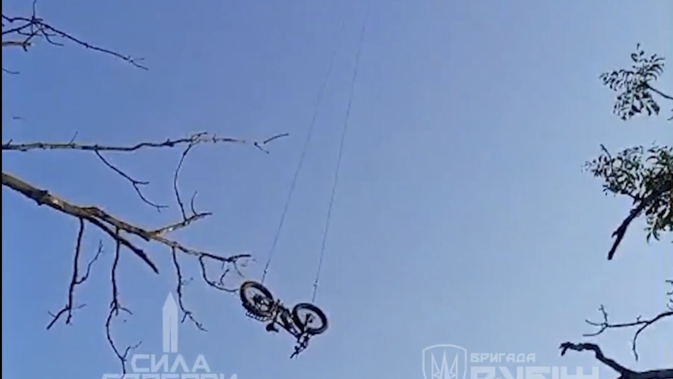 VIDEO „Eram înconjurat din toate părțile”: un soldat ucrainean scapă de pe câmpul de luptă cu ajutorul unei biciclete livrate de o dronă