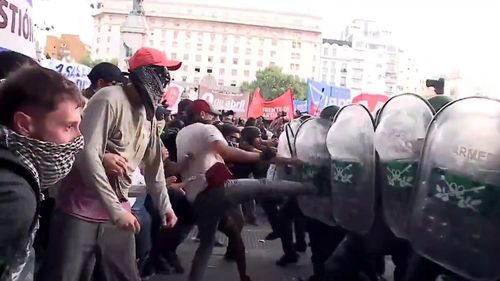VIDEO Proteste violente la Buenos Aires în timp ce parlamentul Argentinei dezbate reformele economice promovate de Milei