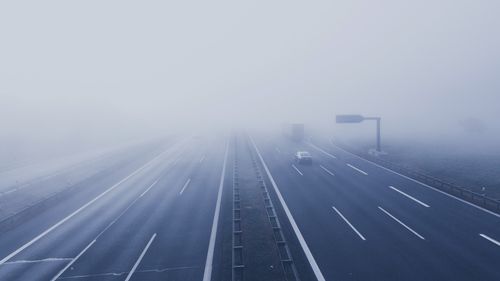 Cod galben de ceață și polei în cinci județe din sud vestul țării / Vizibilitatea ar putea scădea sub 50 de metri