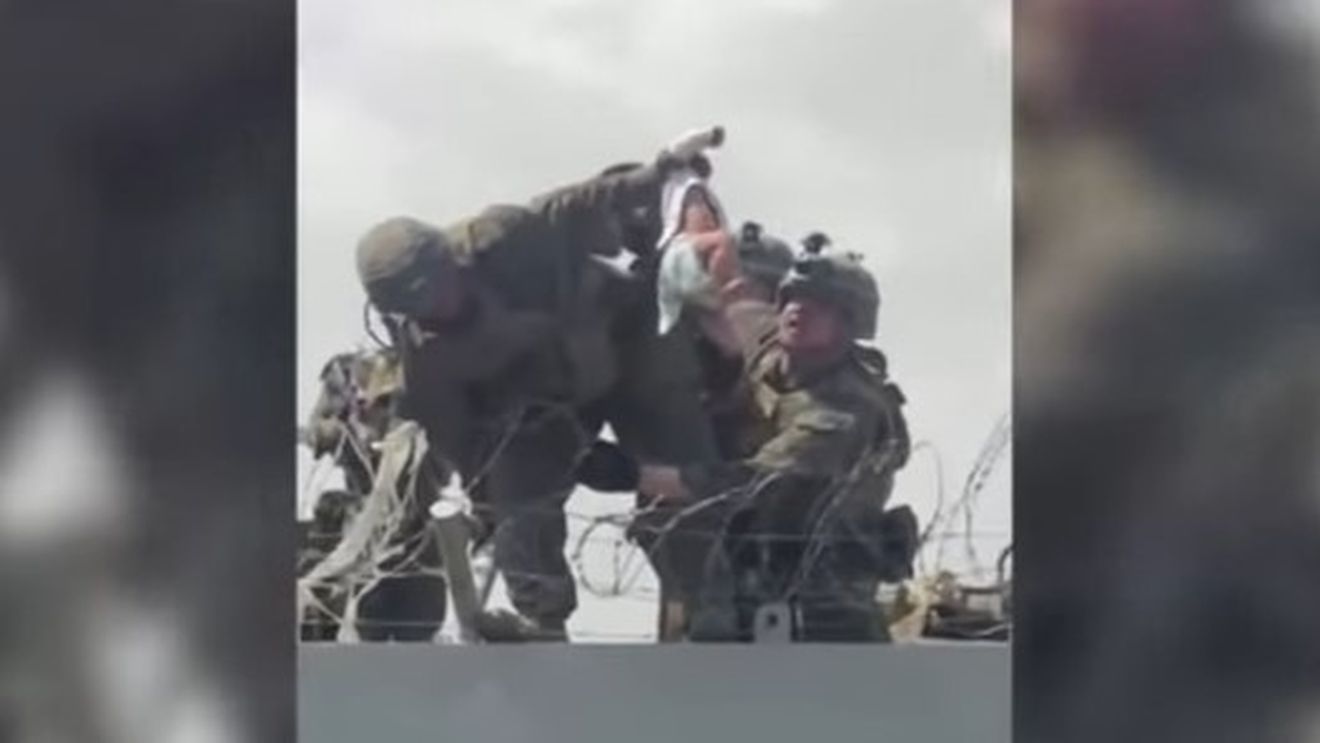 VIDEO Numeroşi copii pierduţi în haosul de la aeroportul din Kabul / O familie a luat în îngrijire un copil prins în sârma ghimpată