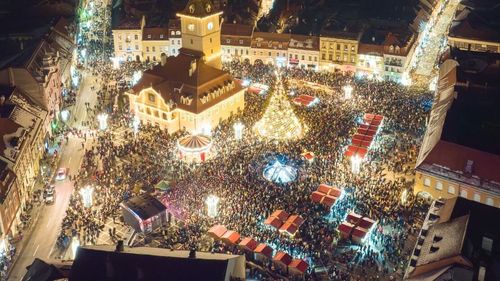 VIDEO Mii de oameni au participat la aprinderea iluminatului festiv în Brașov/ Târgul de Crăciun, inaugurat în Piața Sfatului (galerie foto)