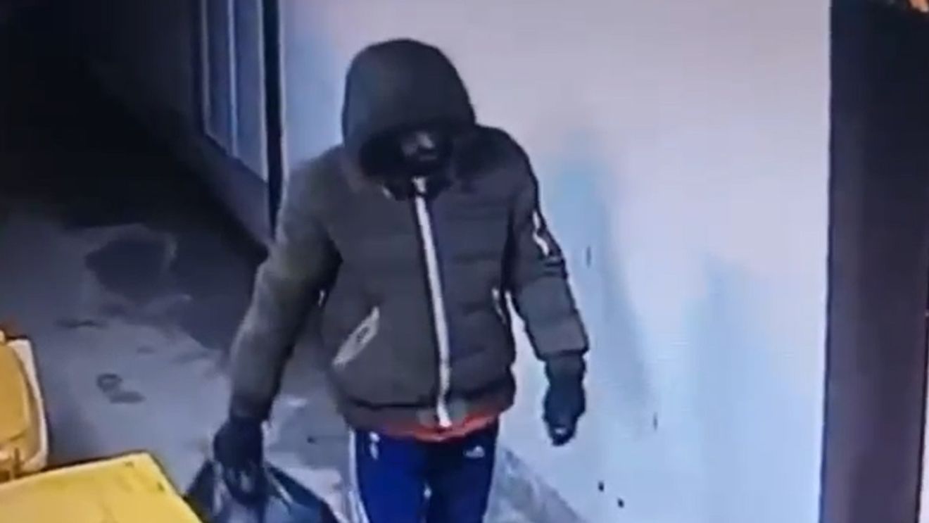 VIDEO Momentul în care sunt furate picioare amputate de la Spitalul Cantacuzino, din rampa de deșeuri infecțioase / Un bărbat este căutat de polițiști