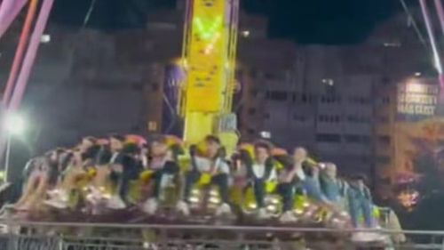 VIDEO Momentul în care o bucată dintr-o tiribombă în care se aflau zeci de tineri cade, într-un parc de distracții din Bacău