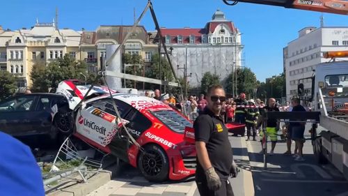 VIDEO Accident la Super Rally Timişoara - Marco Leu, fiul lui Mihai Leu, a avariat grav maşina de concurs a tatălui său / Copilotul a fost rănit