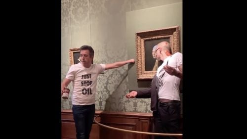 VIDEO Nouă acțiune de atac asupra operelor de artă: Activiștii de mediu au împroșcat cu o substanță roșie tabloul  „Fata cu cercel de perlă” a lui Vermeer, în muzeul Mauritshuis din Haga