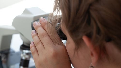 Peste 1.100 de laboratoare smart, de maximum 60.000 de euro fiecare, au fost admise pentru finanțare de Ministerul Educației în tot atâtea școli de stat și particulare - listă