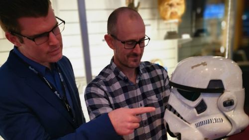 Geaca lui Tom Cruise în ''Top Gun'' şi cizmele din ''Pretty Woman'', scoase la licitaţie în decembrie/ La cât este estimat costumul complet al personajului Neo din The Matrix Reloaded și sabia laser din Star Wars