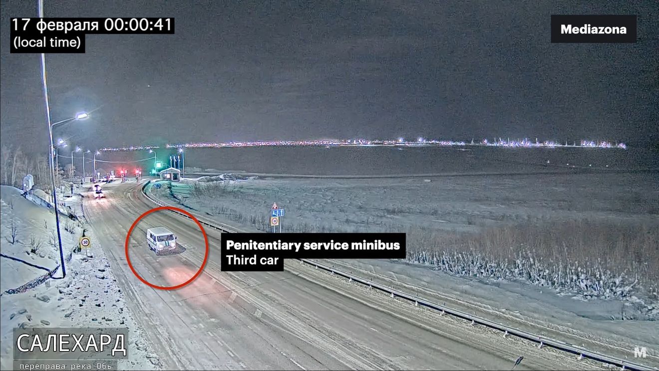 VIDEO Mediazona: Camerele de supraveghere surprind un convoi rusesc la miezul nopții care ar fi transportat cadavrul lui Navalnîi de la închisoare la morgă
