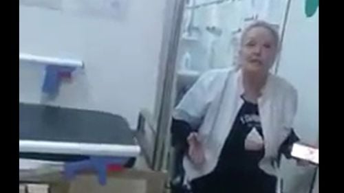 VIDEO Reacția unui medic de la Spitalul de Urgență Huși căruia un pacient i-a reproșat că se juca pe telefon în timp ce oamenii așteptau de multă vreme să fie consultați de cadrele medicale: ”Termină! Vrei să chem poliția?”