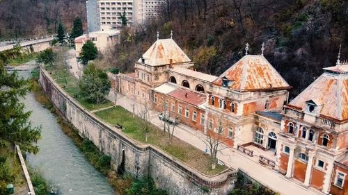 Bătălie în instanță pentru  Băile Neptun din Herculane / Primar: ”Două persoane fizice sunt proprietare pe teren, iar noi pe clădire”  