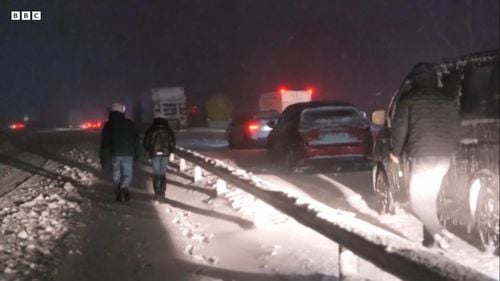 VIDEO Haosul provocat de zăpada din Suedia lasă 1.000 de vehicule blocate pe unul dintre drumurile principale / Oamenii au fost evacuați