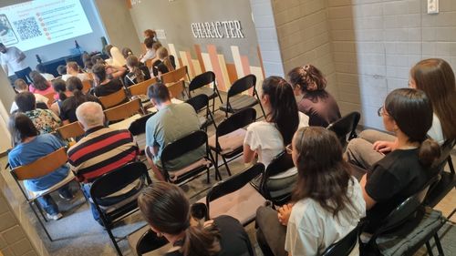 Cum sunt învățate mamele și minorii vulnerabili să se ferească de pericolele din mediul online