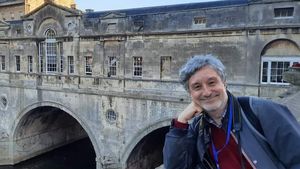 INTERVIU Evreii și poveștile lor de dragoste în vremuri de prigoană, surprinse în noua carte a jurnalistului Petru Clej: ”Fiecare poveste a fost scrisă fără întrerupere”