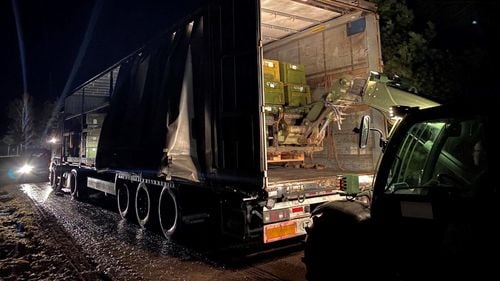 Prima tranșă de armament din Lituania a ajuns în Ucraina/ Kievul a primit puști automate, muniție, căști și veste antiglonț