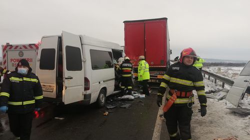 Un accident a avut loc între un TIR și un microbuz într-o localitate din Mureș/ Circulația a fost blocată