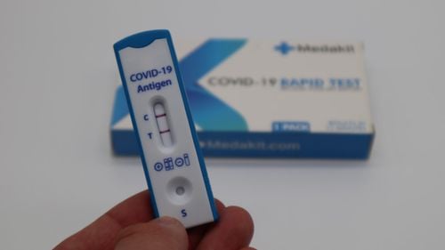 Au fost relaxate regulile de călătorie pentru cei ce sosesc în Anglia: test rapid mai ieftin (LFT) în loc de test de laborator (PCR)