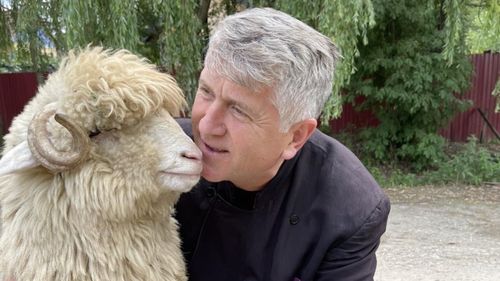 Arhiepiscopia Alba Iulia îl denunță pe Cristian Pomohaci: Face slujbe într-un garaj transformat în biserică / ”Îndemnăm credincioșii să nu frecventeze acel locaș” / ”Tot ceea ce săvârșește domnul Cristian Pomohaci și ajutoarele acestuia nu este valid”