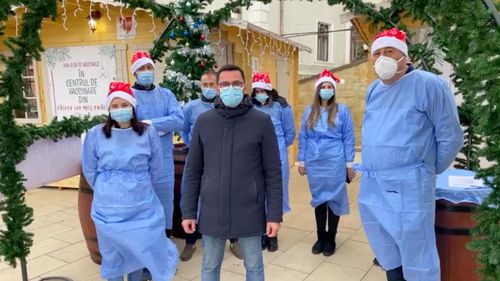 VIDEO Centru de vaccinare împotriva Covid-19, amenajat de Primăria Piatra Neamț în cadrul Târgului de Crăciun