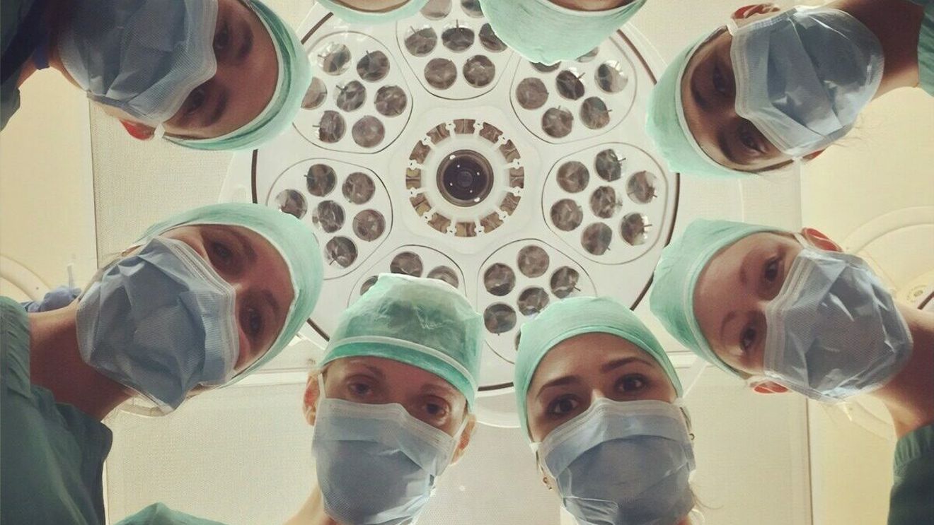 Incidența tumorilor în rândul tinerilor este în creștere, datele îi uimesc pe medici / Posibile cauze: Mai puțină activitate fizică, mai multe alimente ultraprocesate și noi toxine în circulație