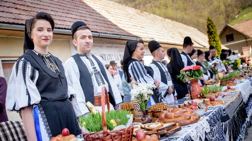 „Statu la vase”, obicei străvechi în a doua zi de Paște, dedicat familiilor căsătorite în ultimul an. Cum a fost reluată sărbătoarea, abandonată inițial după Revoluție