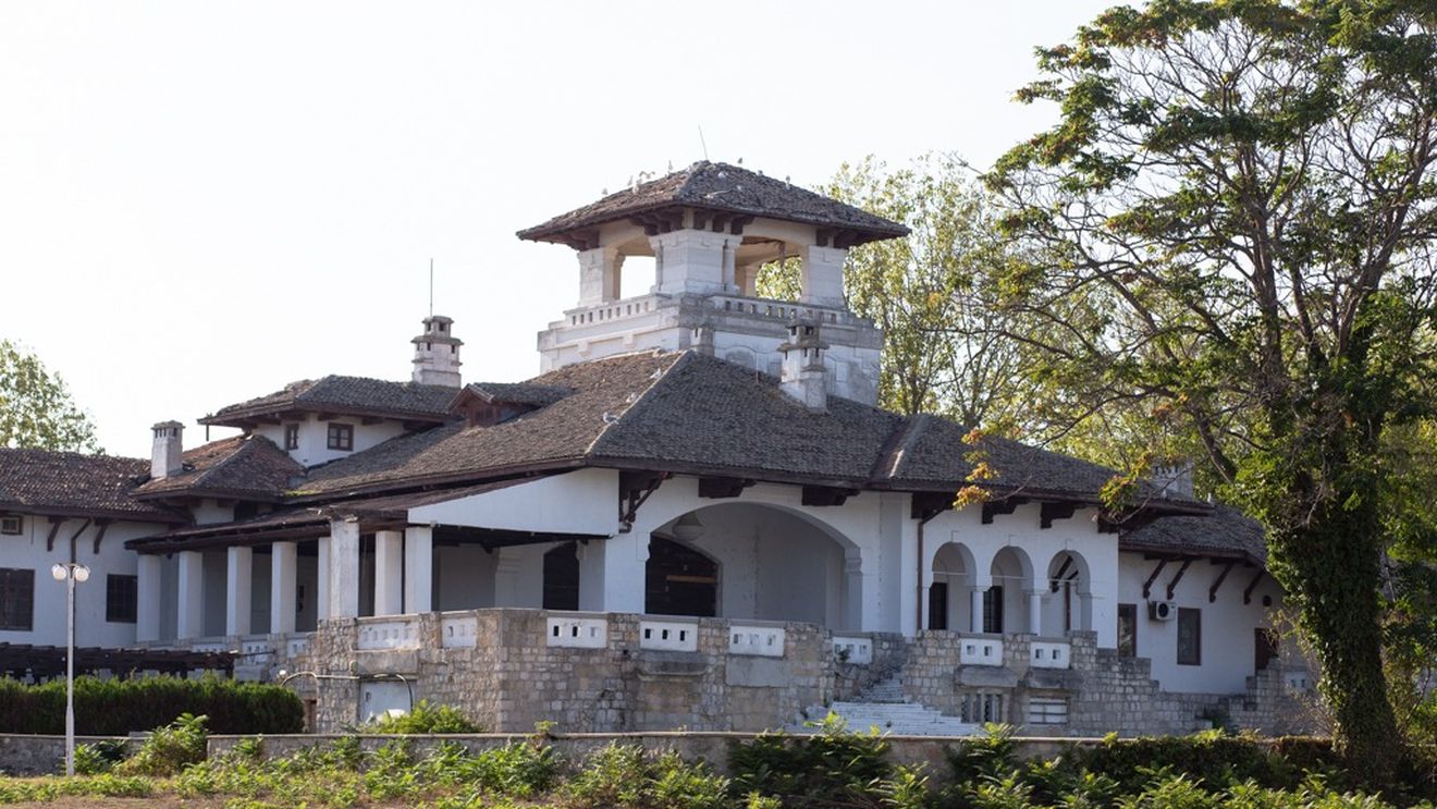 VIDEO Vizita Regelui Charles al III-lea, un moment bun pentru a aminti abandonarea Palatului Reginei Maria din Mamaia/ Revenit la Stat după o campanie de presă, monumentul ruinat a fost uitat între betoanele din stațiune/ Charles a amintit de Regina Maria și legătura cu Casa Regală britanică