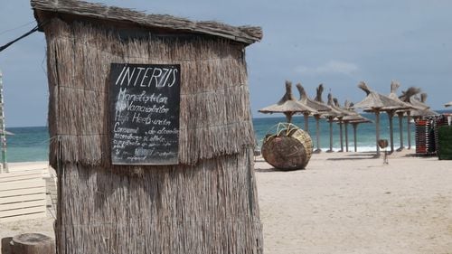 FOTO Vama Veche, în febra pregătirilor de weekend: Muzică pestriță și aproape toate localurile deschise/ Mese distanțate și mesaje de prevenție, dar oamenii nu poartă măști de protecție