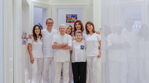 Un dentist italian profesează încă la 93 de ani. Spune că totul e genetică: ”Mănânc și dorm când am chef. Îmi pun 10 lingurițe de zahăr în ceai” / Face sport în fiecare zi, tenis de masă, pentru a-și menține reflexele