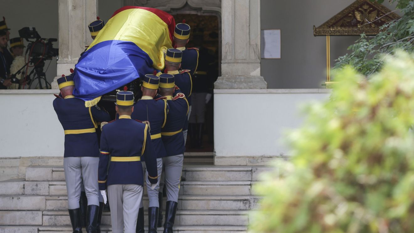 Versuri ale „Imnului golanilor”, cântate de câteva persoane, la ieșirea cortegiului funerar al lui Ion Iliescu de la Palatul Cotroceni