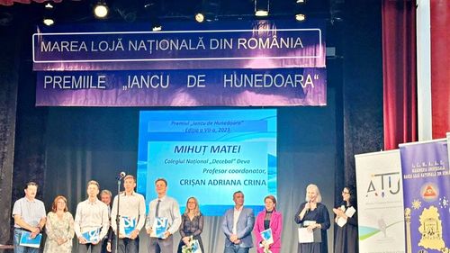 VIDEO Mai multe organizații masonice au premiat elevi și profesori din Deva, în parteneriat cu Inspectoratul Școlar Hunedoara și cu Alianța Timișoara Universitară / Atât șefa ISJ, cât și prorectorul Universității de Vest, sunt membri ai unor organizații masonice