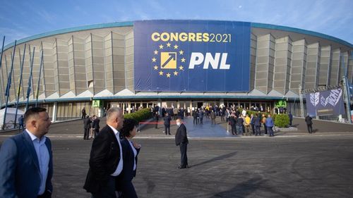 Precauții sanitare anti-covid inexistente la congresul PNL cu 5.000 de oameni de la Romexpo: controalele au dispărut imediat după începerea evenimentului