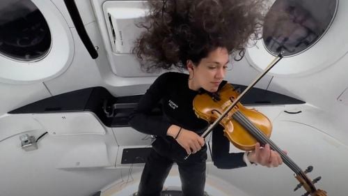 VIDEO Primul concert de vioară în spațiu / ”Acest spectacol simbolizează unitatea și speranța, subliniind reziliența și potențialul copiilor de pretutindeni”